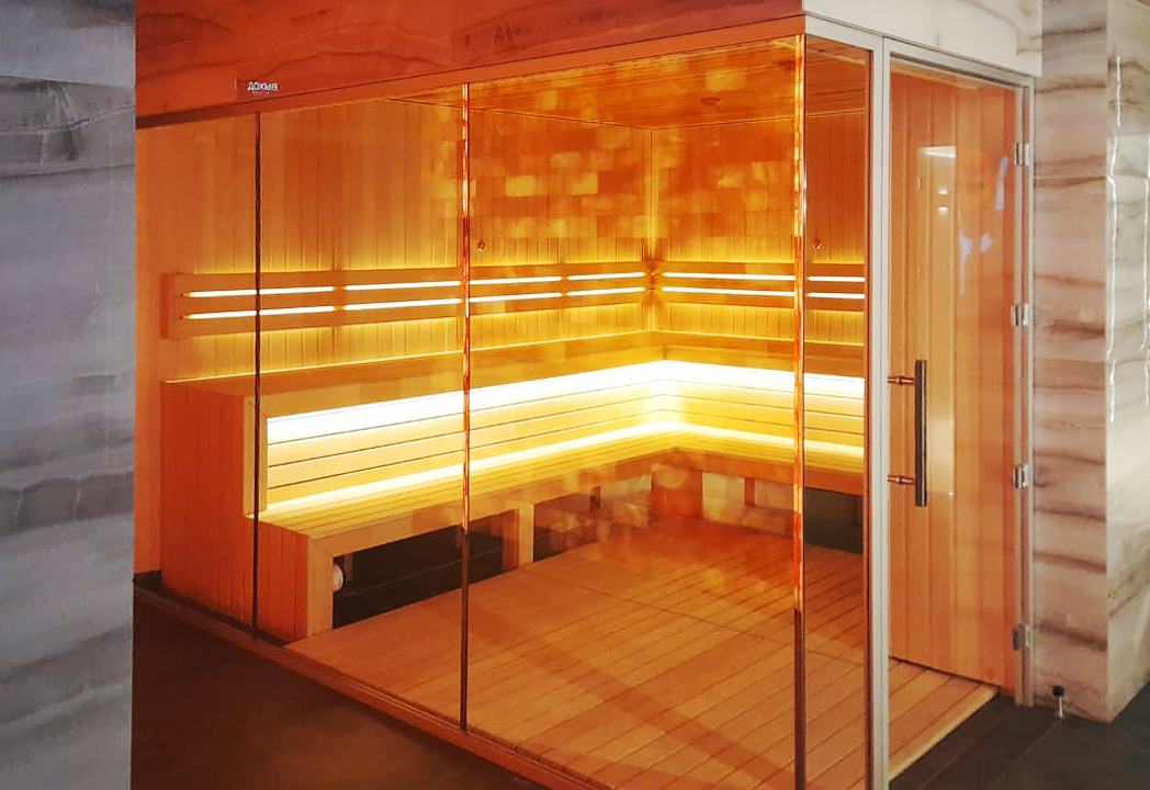 Современная сауна с остеклением