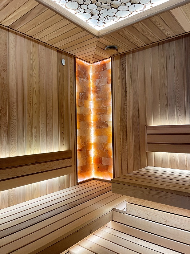 Премиум-сауна с панно из можжевельника