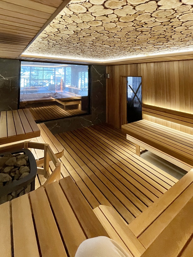 Премиум-сауна с панно из можжевельника