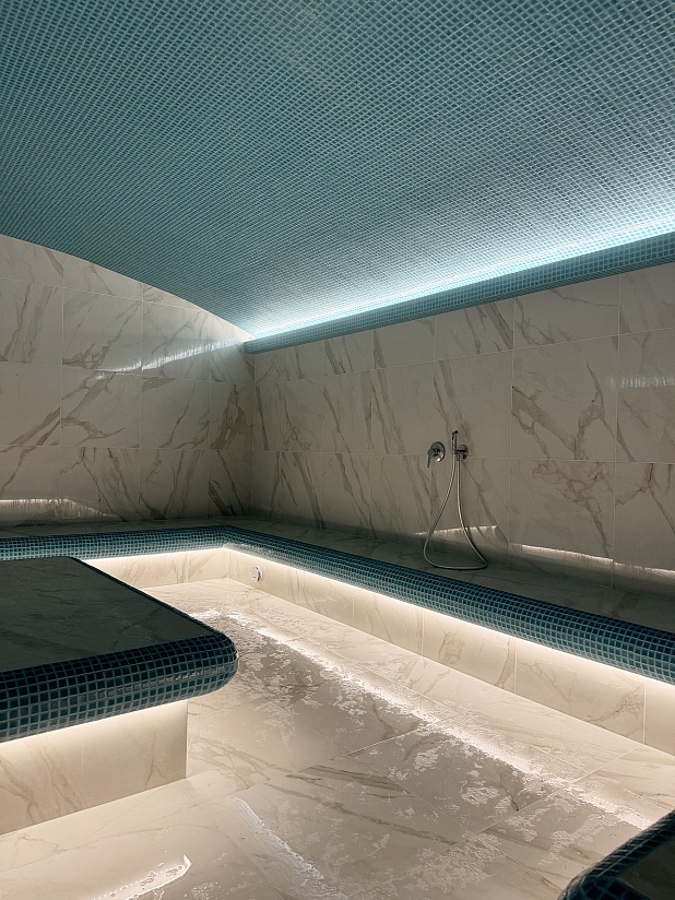 Просторный хаммам с подсветкой