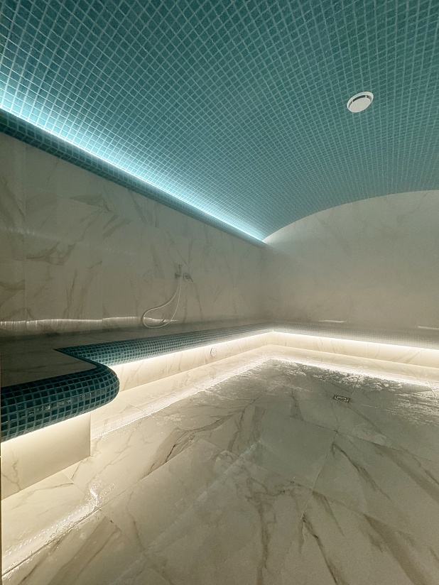 Просторный хаммам с подсветкой