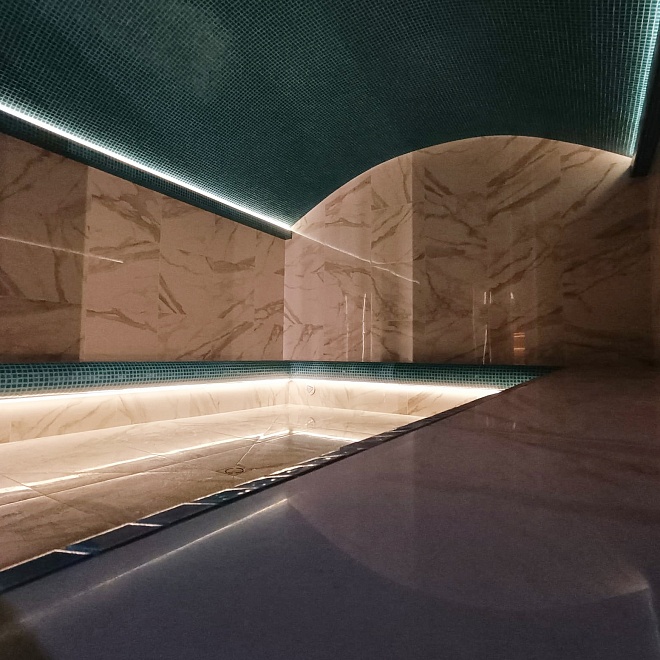 Просторный хаммам с подсветкой