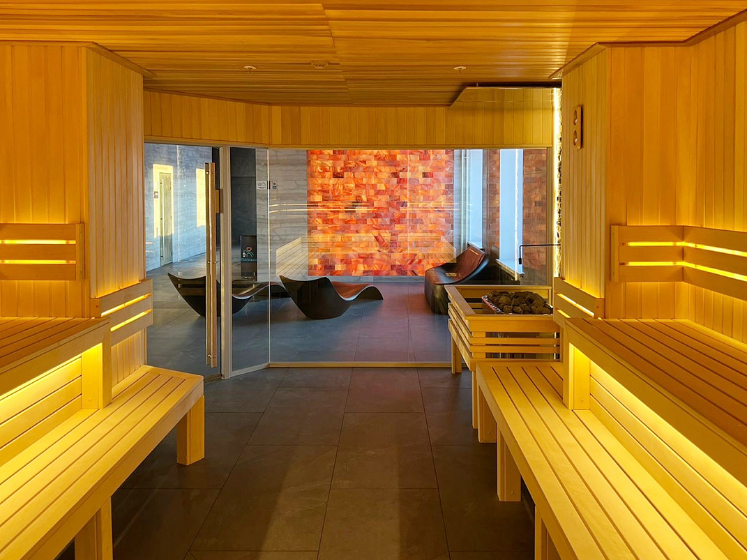 Просторная сауна с открытой планировкой