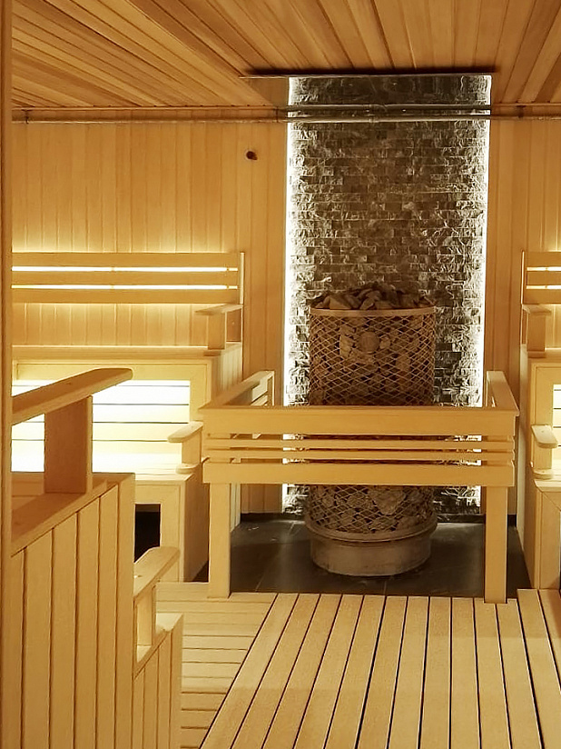 Современная сауна с остеклением