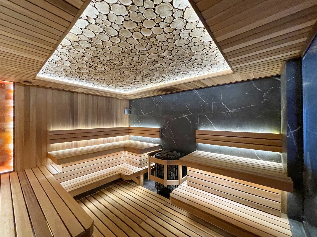 Премиум-сауна с панно из можжевельника