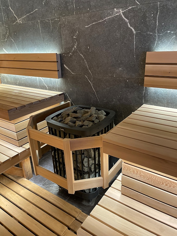 Премиум-сауна с панно из можжевельника