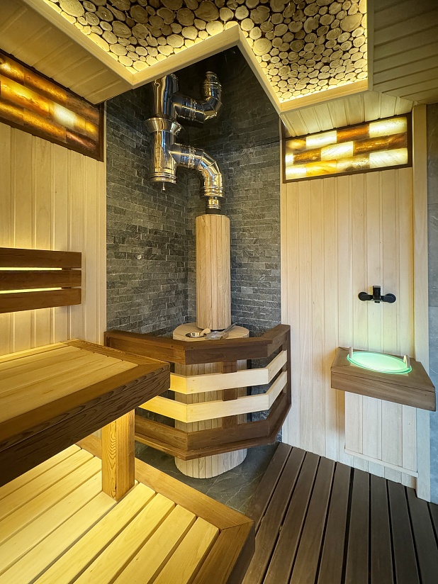 Сауна с панорамным обзором и тёплой подсветкой