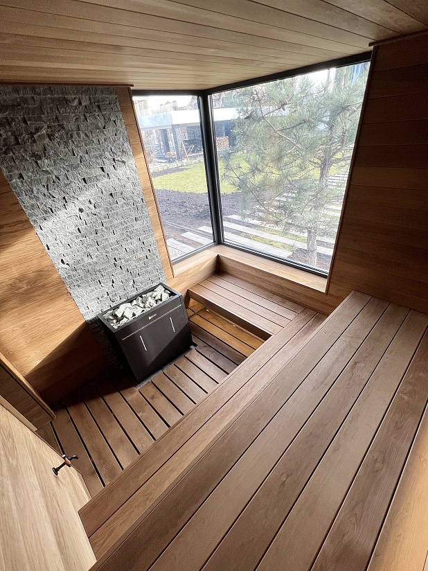 Современная сауна с видом на лес