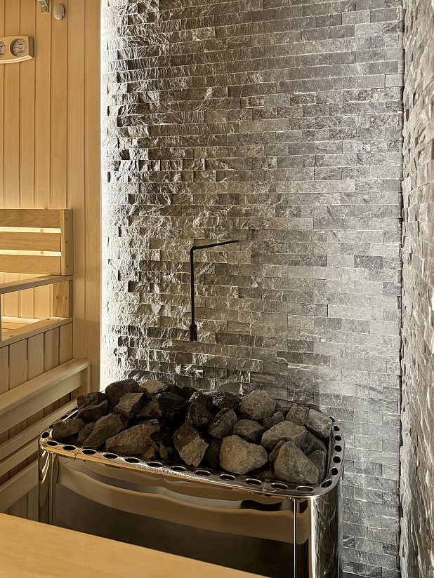 Просторная сауна с открытой планировкой