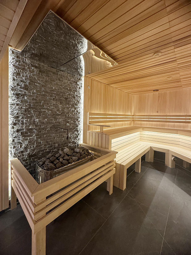 Просторная сауна с открытой планировкой