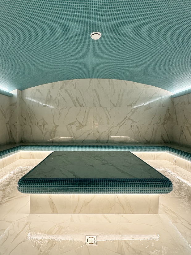 Просторный хаммам с подсветкой