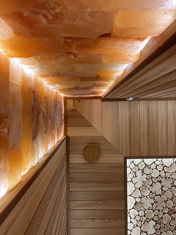 Премиум-сауна с панно из можжевельника