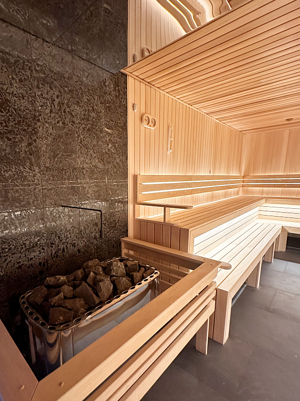 Просторная сауна с открытой планировкой