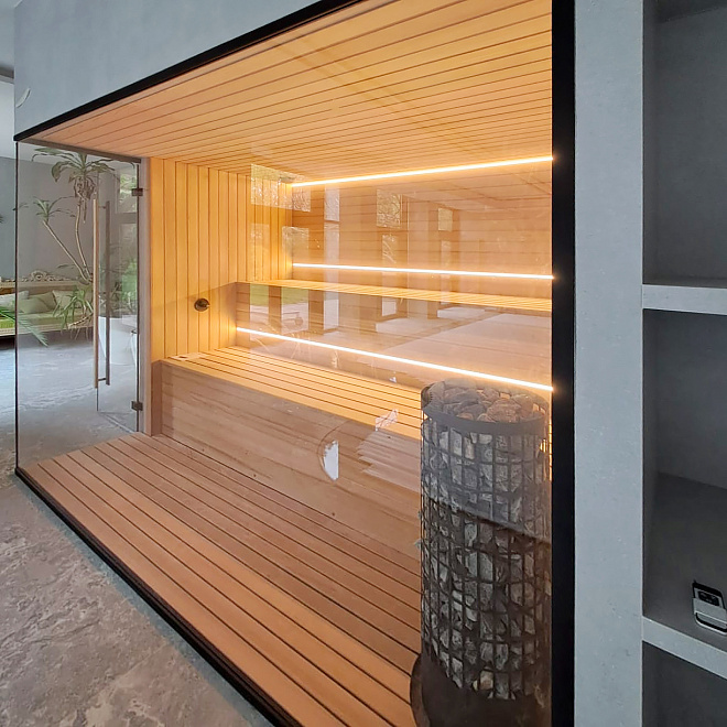 Современная сауна с остеклением
