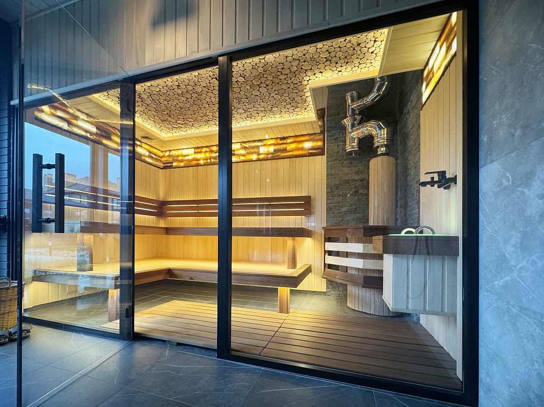 Сауна с панорамным обзором и тёплой подсветкой