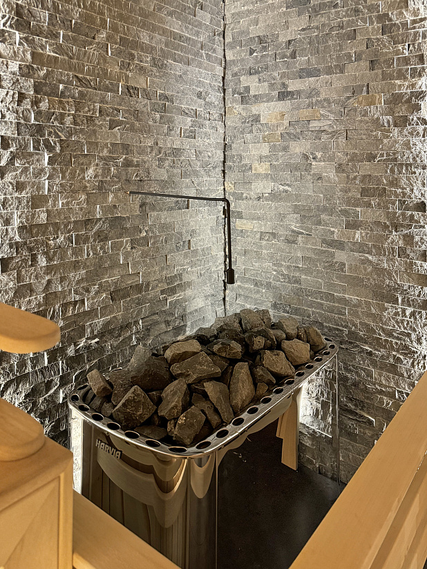 Просторная сауна с открытой планировкой